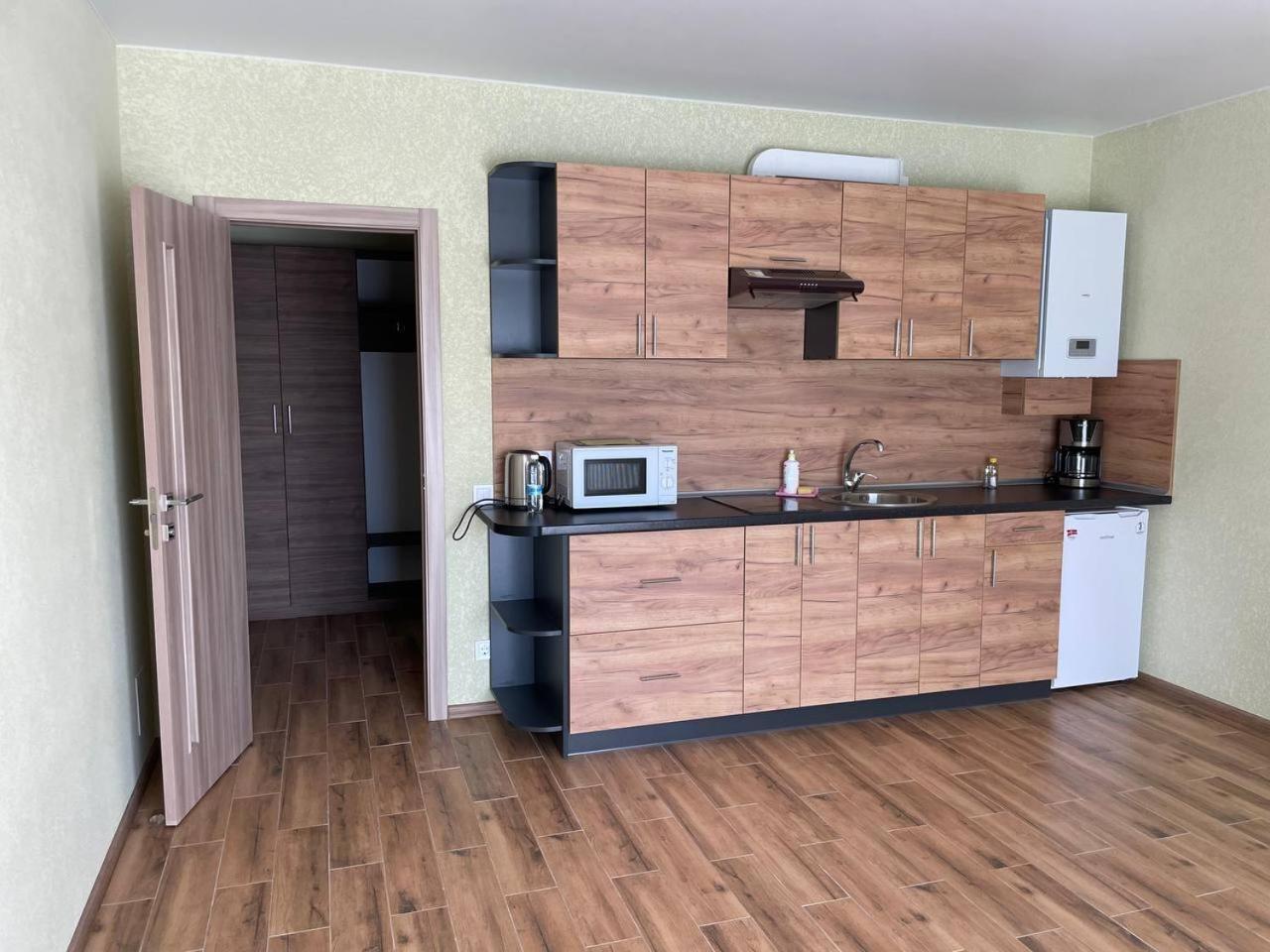 Yellow Apartment Boryspilʼ